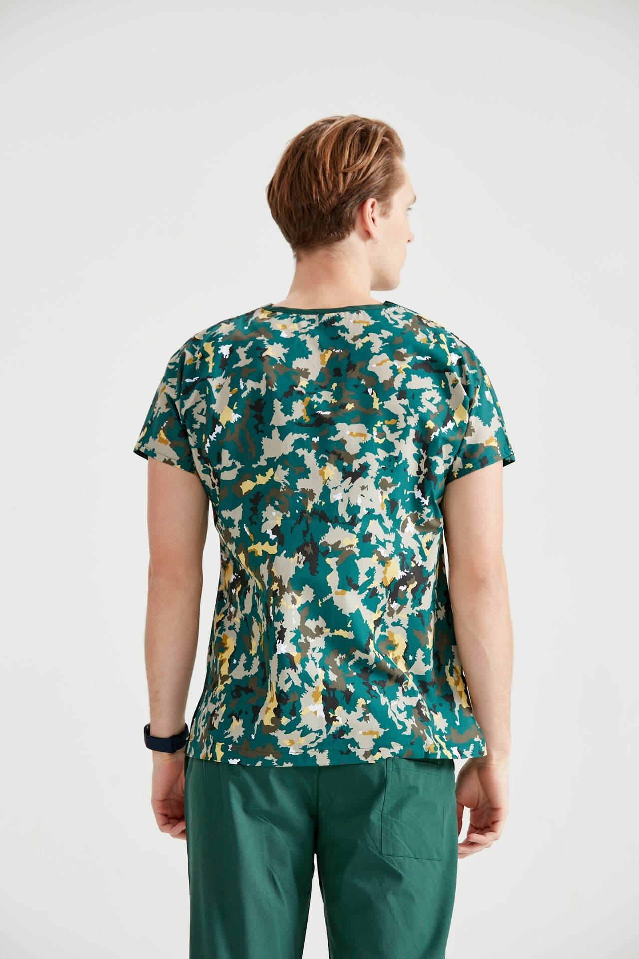 Asistent medical imbracat in bluza medicala Camouflage Green, vedere din spate