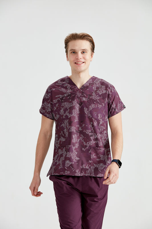 Asistent medical imbracat in bluza Camouflage Purple, vedere din fata
