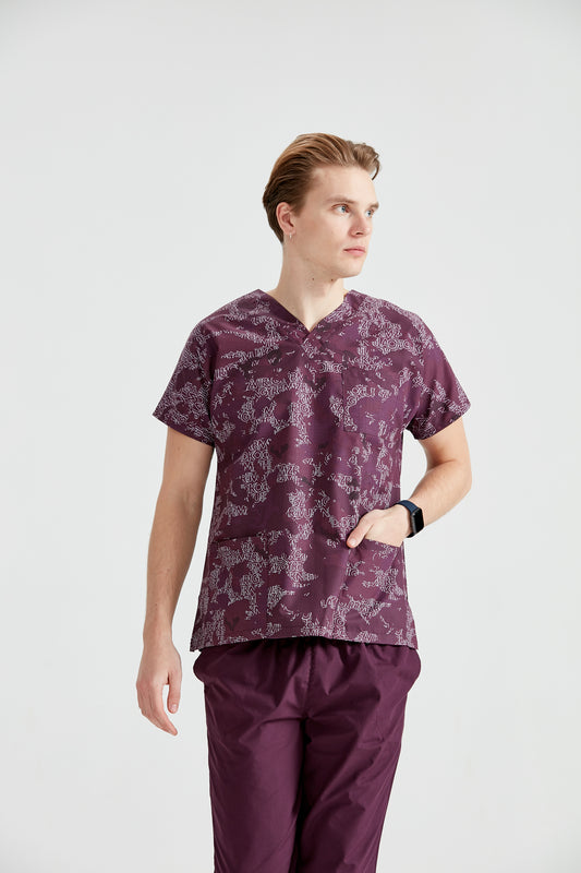 Asistent medical imbracat in bluza Camouflage Purple, cu mana in buzunar, vedere din fata