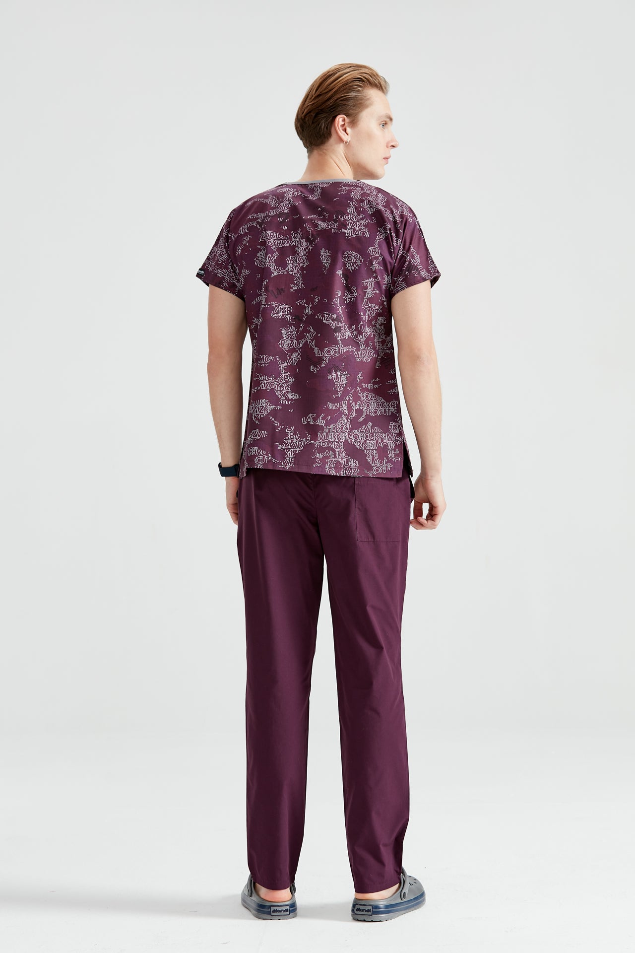 Asistent medical imbracat in bluza Camouflage Purple, vedere din spate