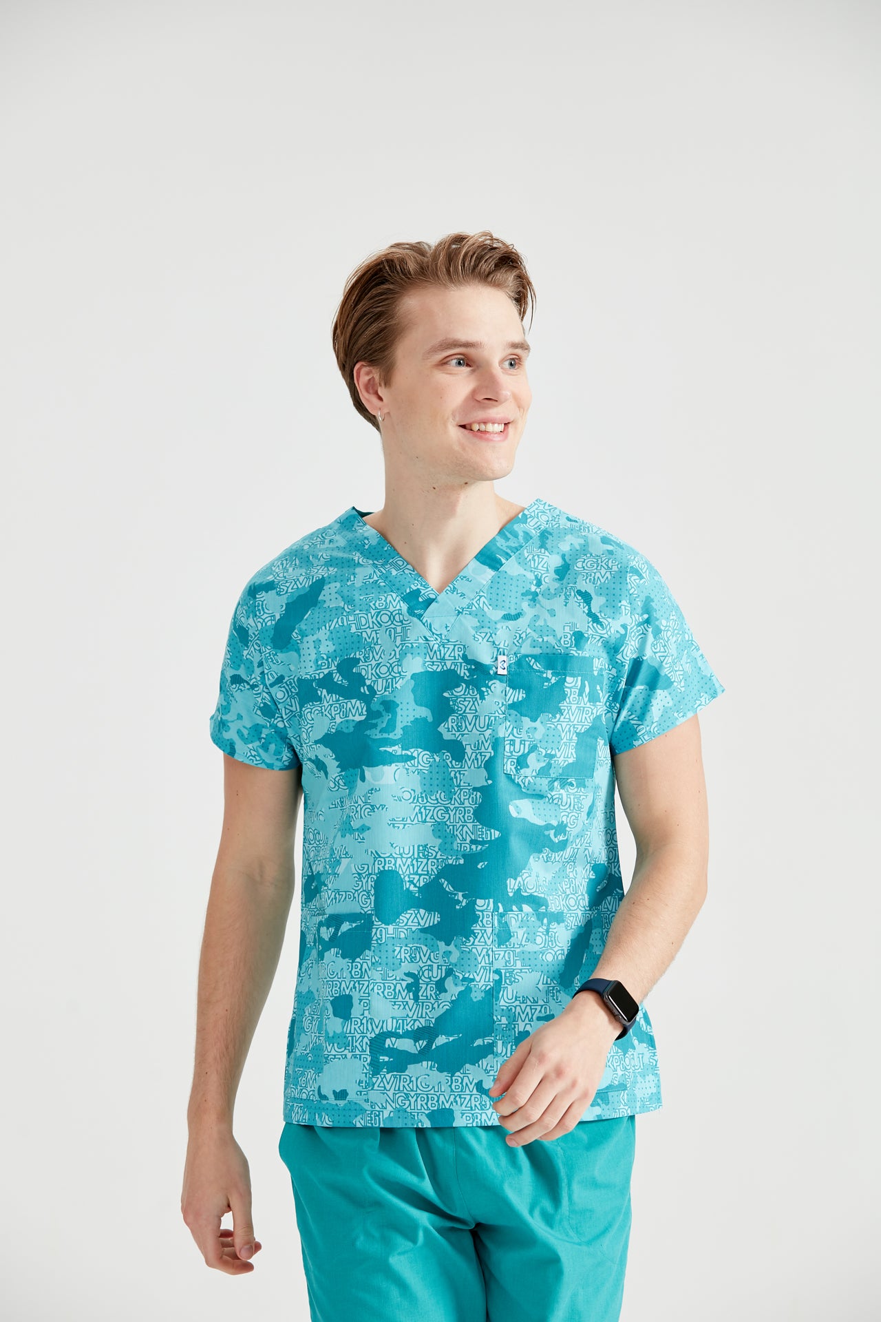 Asistent medical imbracat in bluza Turquoise Camouflage, vedere din fata