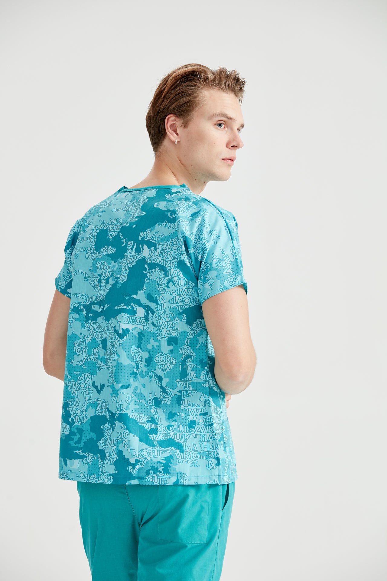 Asistent medical imbracat in bluza Turquoise Camouflage, vedere din spate  