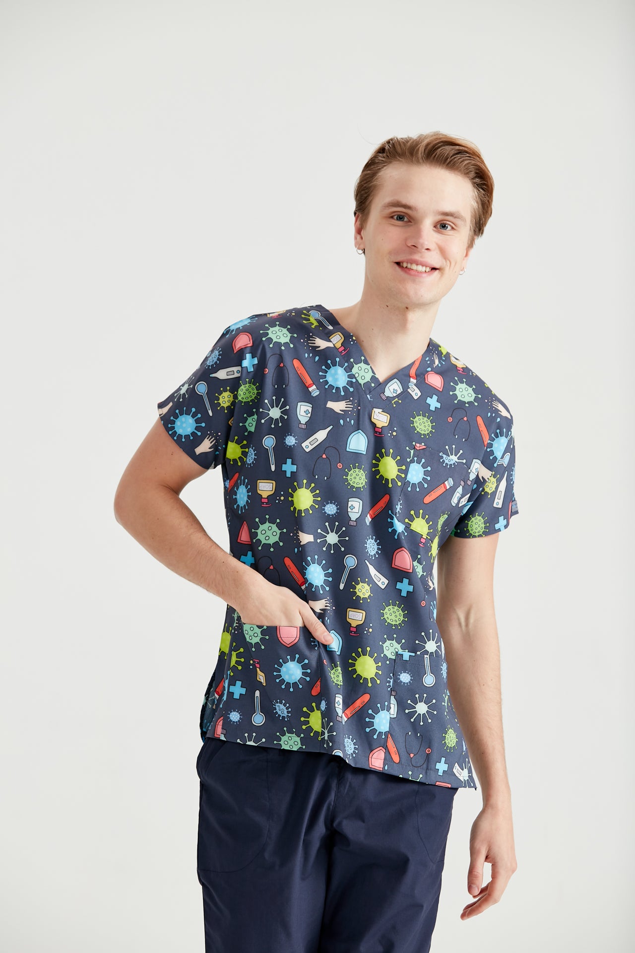 Asistent medical imbracat in bluza Virus, vedere din spate