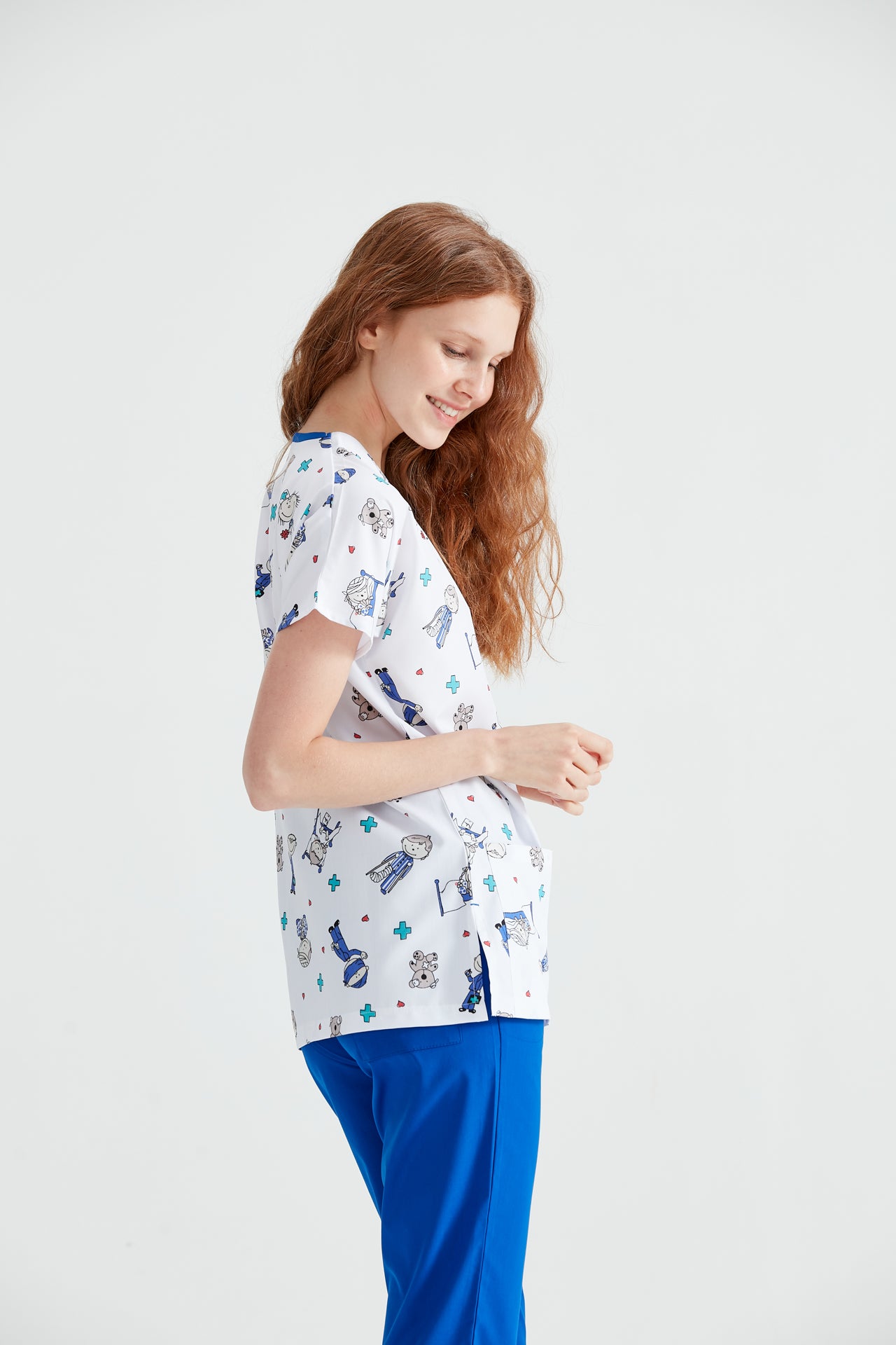 Asistenta imbracata in bluza medicala de dama Bandage Kids White, vedere din spate