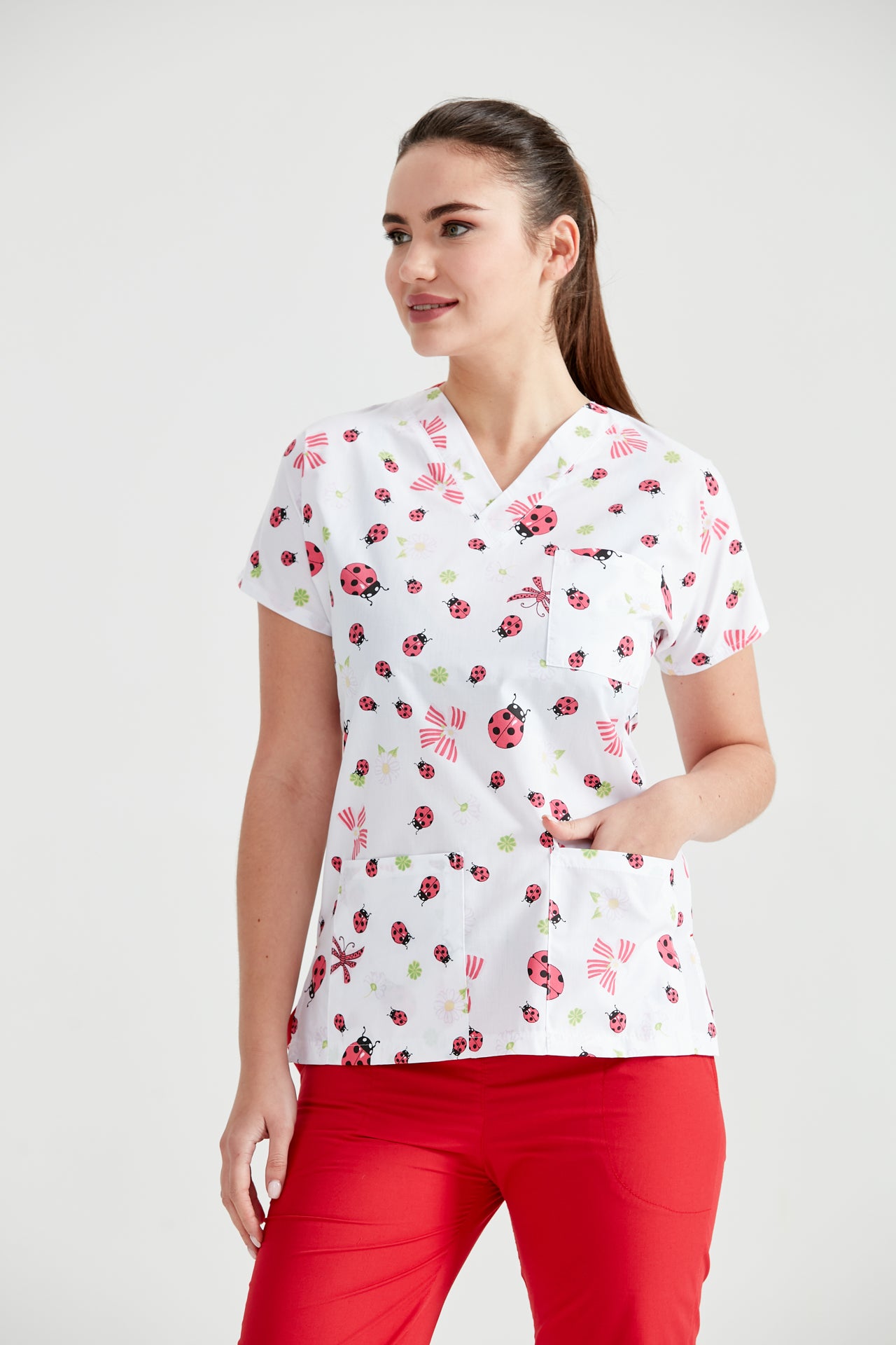 Asistenta medicala imbracata in bluza Buby Red, vedere din profil