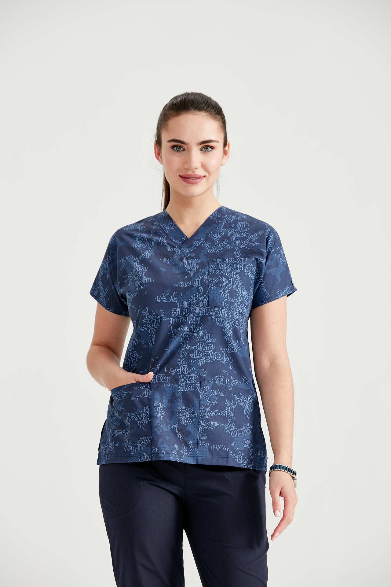 Asistenta medicala imbracata in bluza Camouflage Bluemarin, vedere din fata
