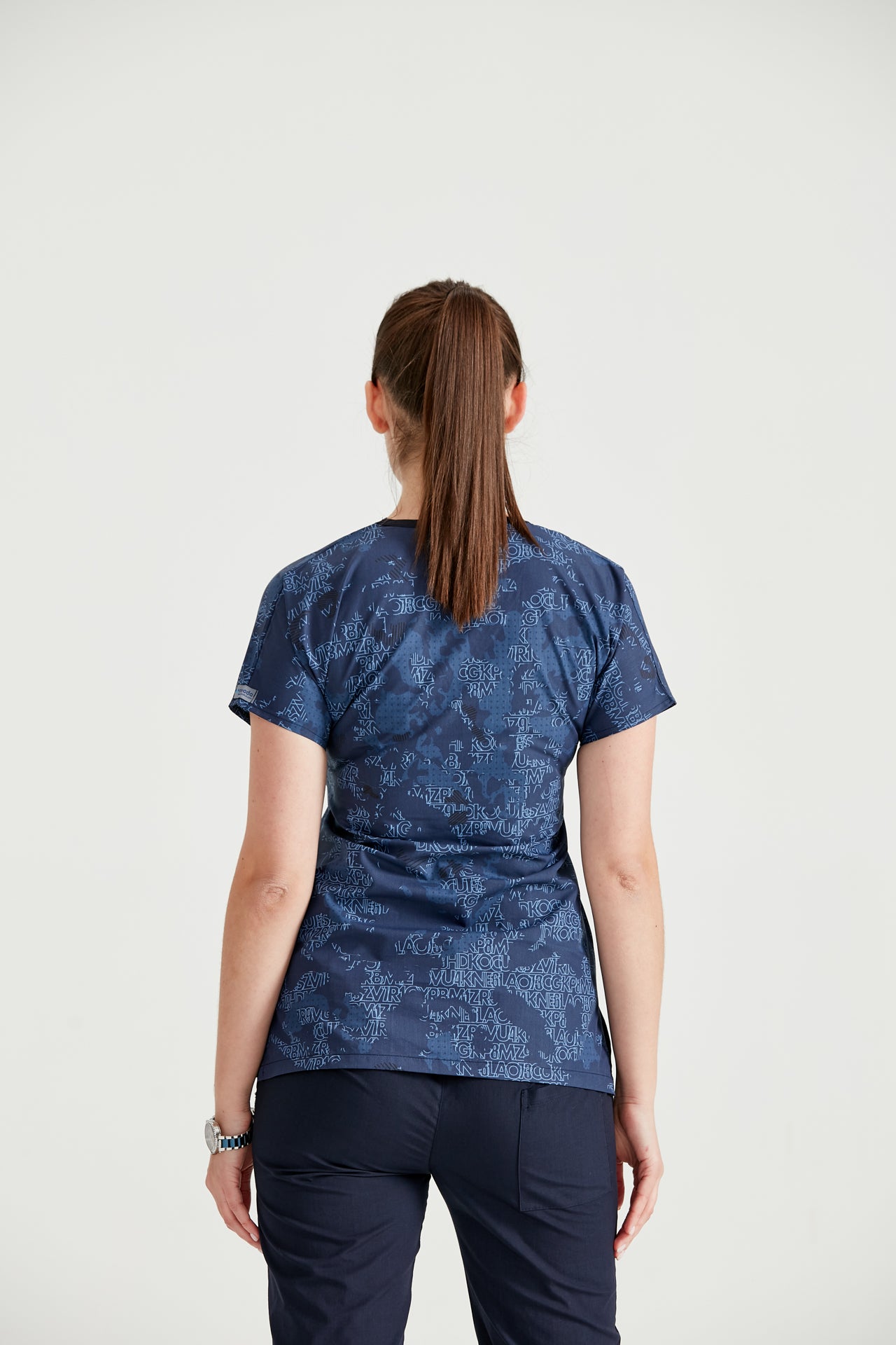 Asistenta medicala imbracata in bluza Camouflage Bluemarin, vedere din spate