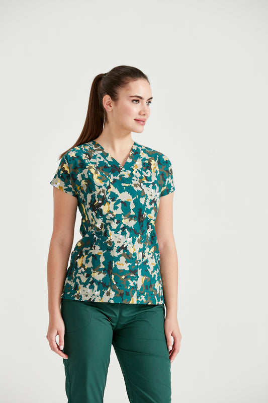 Asistenta medicala imbracata in bluza Camouflage Green, vedere din fata