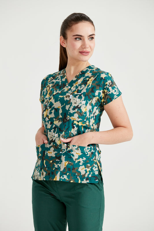 Asistenta medicala imbracata in bluza Camouflage Green, vedere din semi-profil