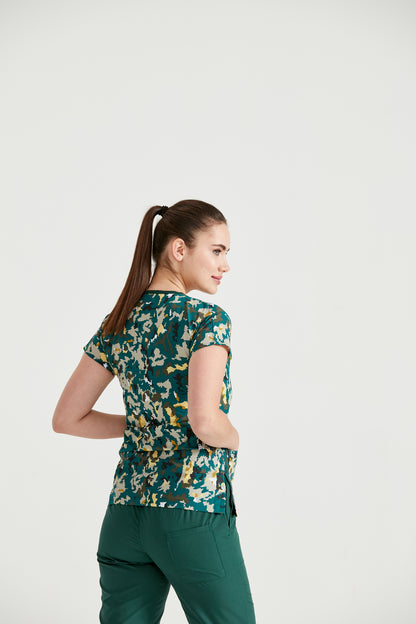 Asistenta medicala imbracata in bluza Camouflage Green, vedere din spate