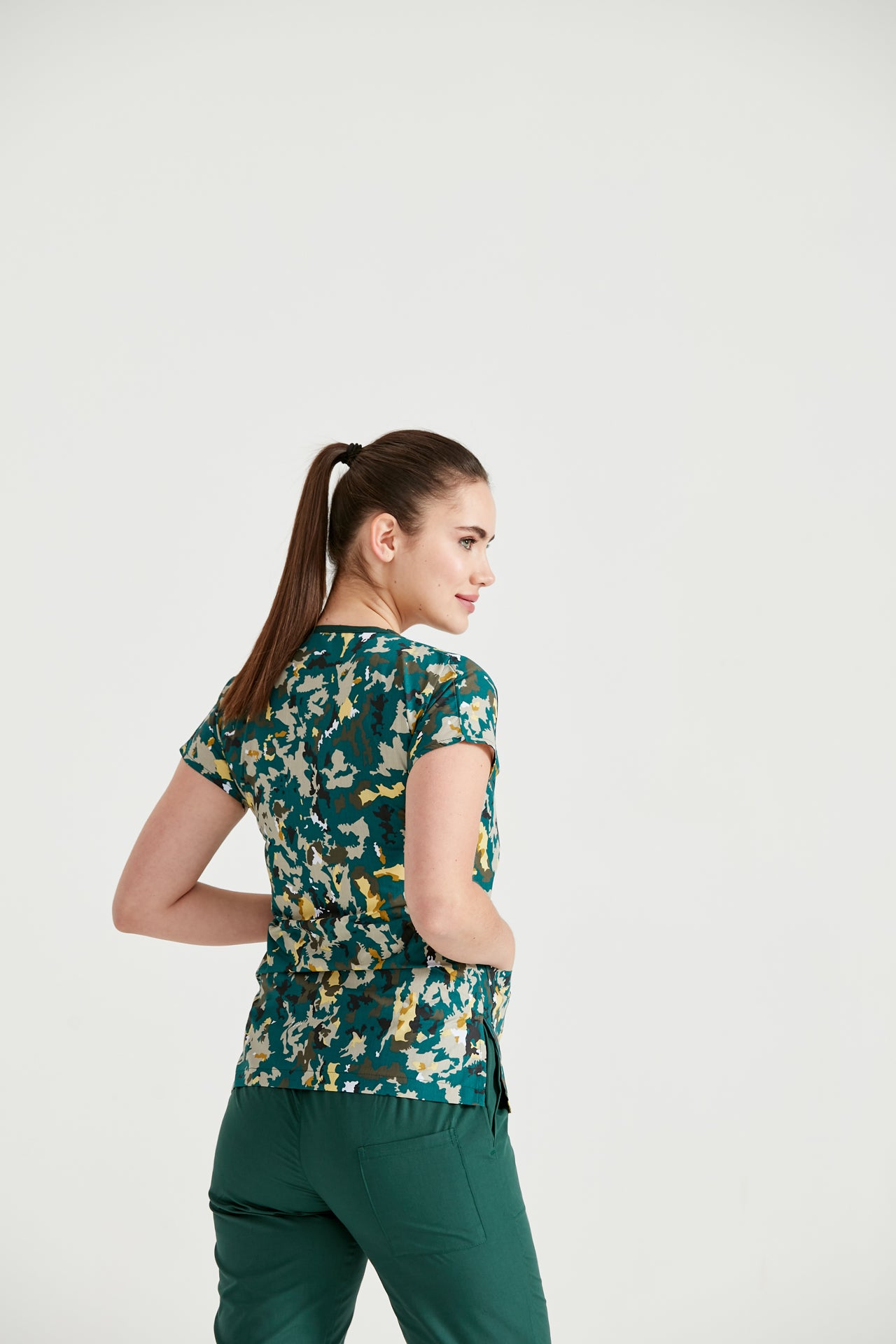 Asistenta medicala imbracata in bluza Camouflage Green, vedere din spate