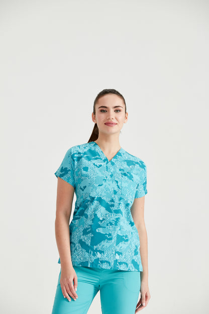 Asistenta medicala imbracata in bluza Camouflage Turquoise, vedere din fata