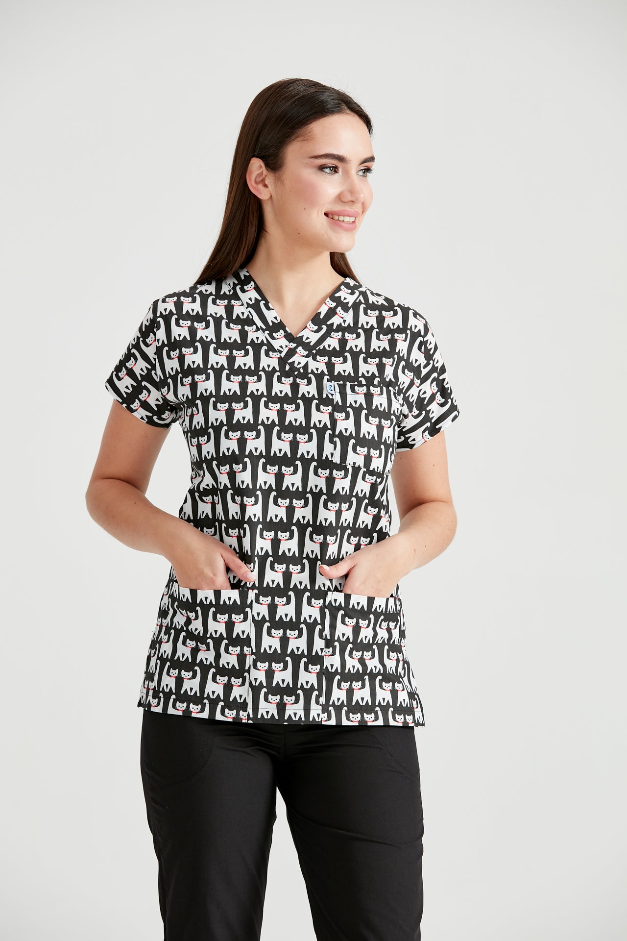 Asistenta medicala imbracata in bluza Cat Black, vedere din fata