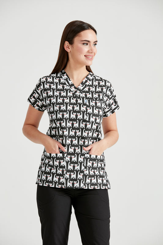 Asistenta medicala imbracata in bluza Cat Black, vedere din fata