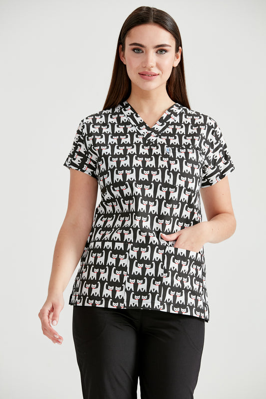 Asistenta medicala imbracata in bluza Cat Black, cu mainile in buzunar, vedere din fata