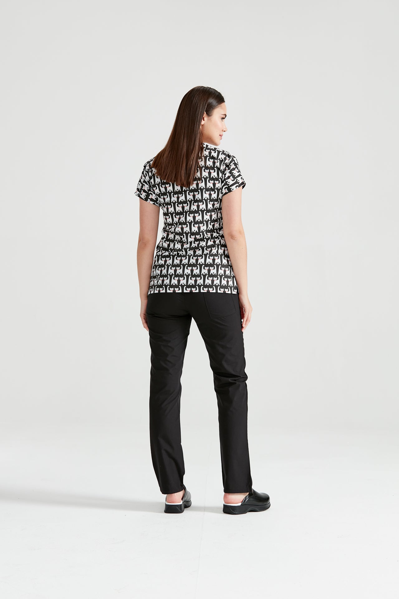Asistenta medicala imbracata in bluza Cat Black, vedere din spate