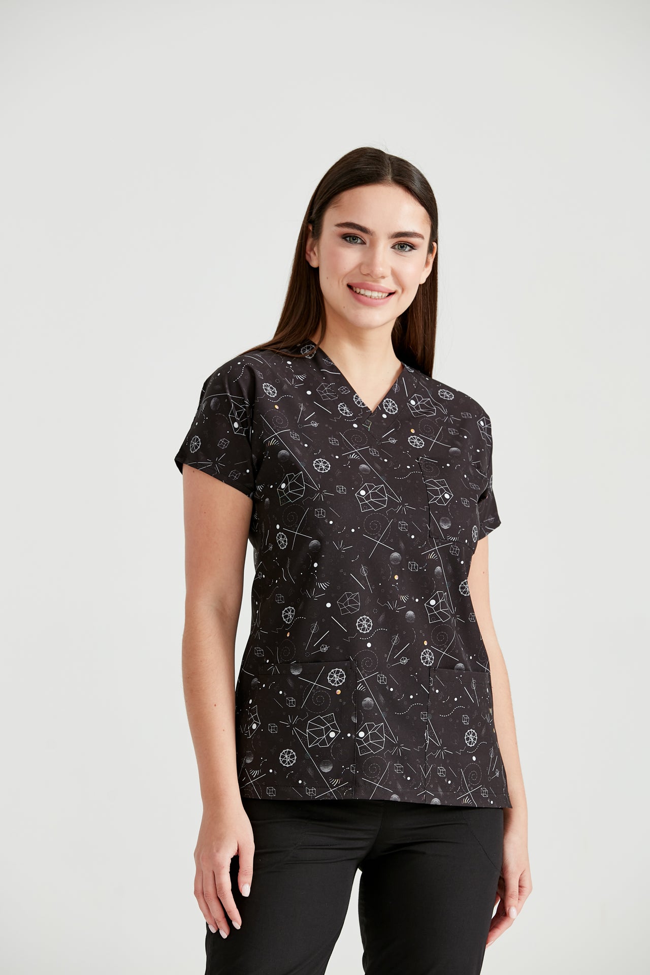 Asistenta medicala imbracata in bluza Geometric, cu elastan, vedere din fata