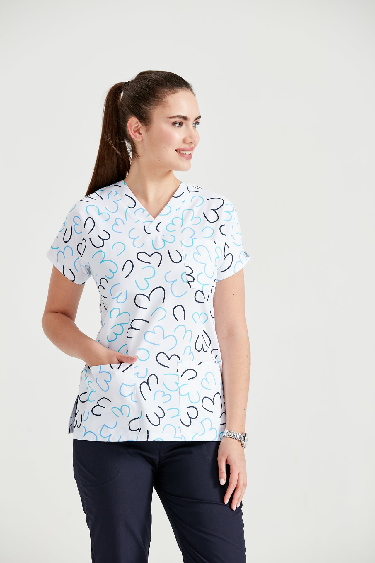 Asistenta medicala in bluza medicala alba Heart White, cu imprimeu, vedere din semi-profil