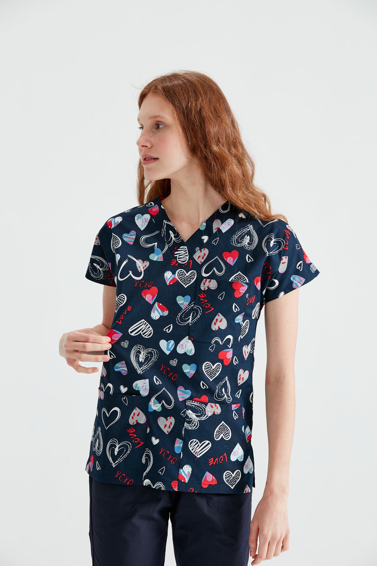 Asistenta medicala imbracata in bluza Inimi bleumarin, vedere din fata