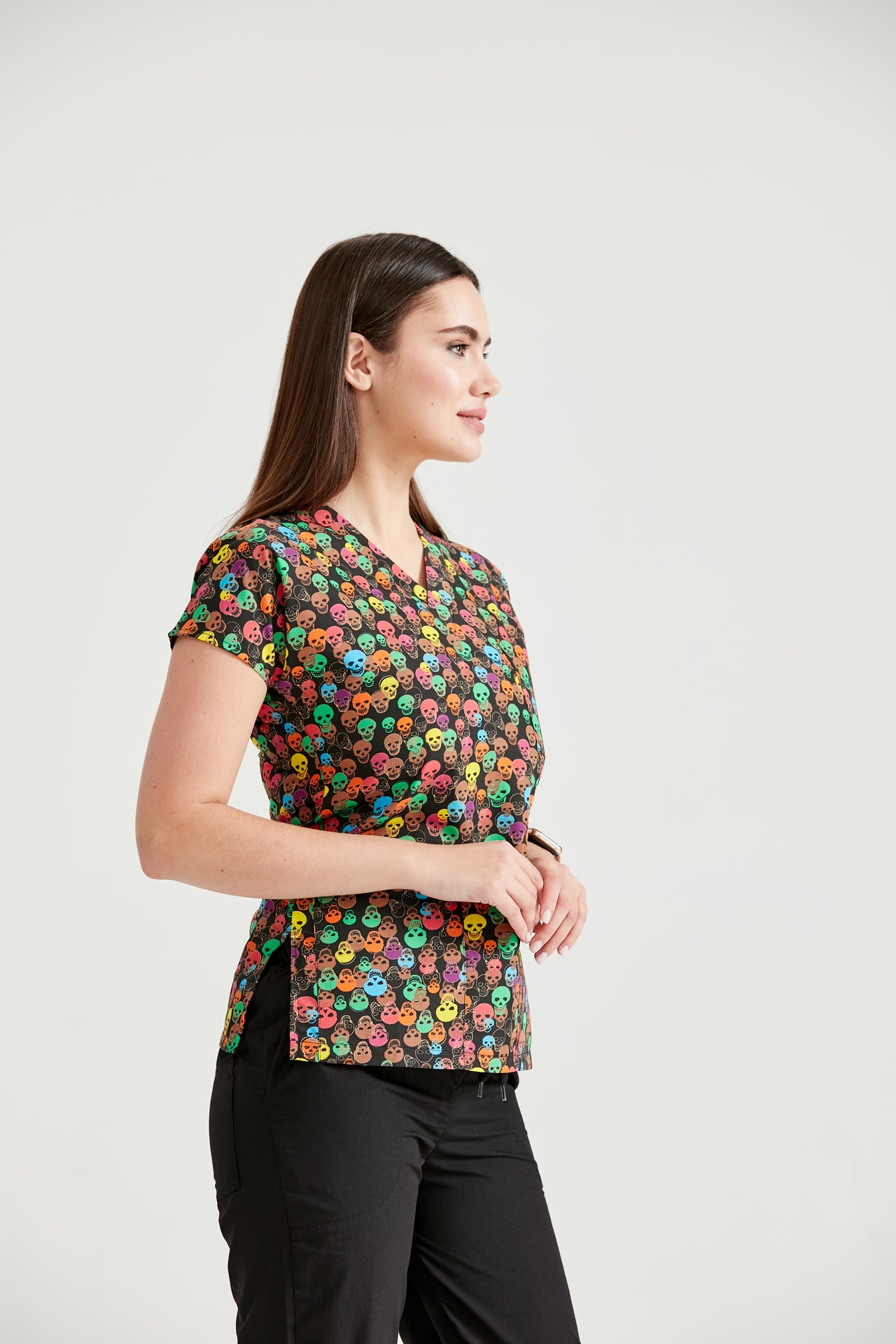 Asistenta medicala imbracata in bluza Skull, profil