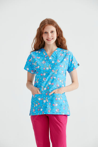 Asistenta imbracata in bluza medicala Teethblue, cu mainile in buzunar, vedere din fata