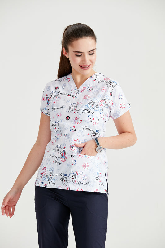 Asistenta medicala imbracata in bluza Teethbrush, vedere din fata