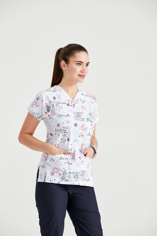 Asistenta medicala imbracata in bluza alba cu imprimeu Teethbrush, cu mainile in buzunar, vedere din fata