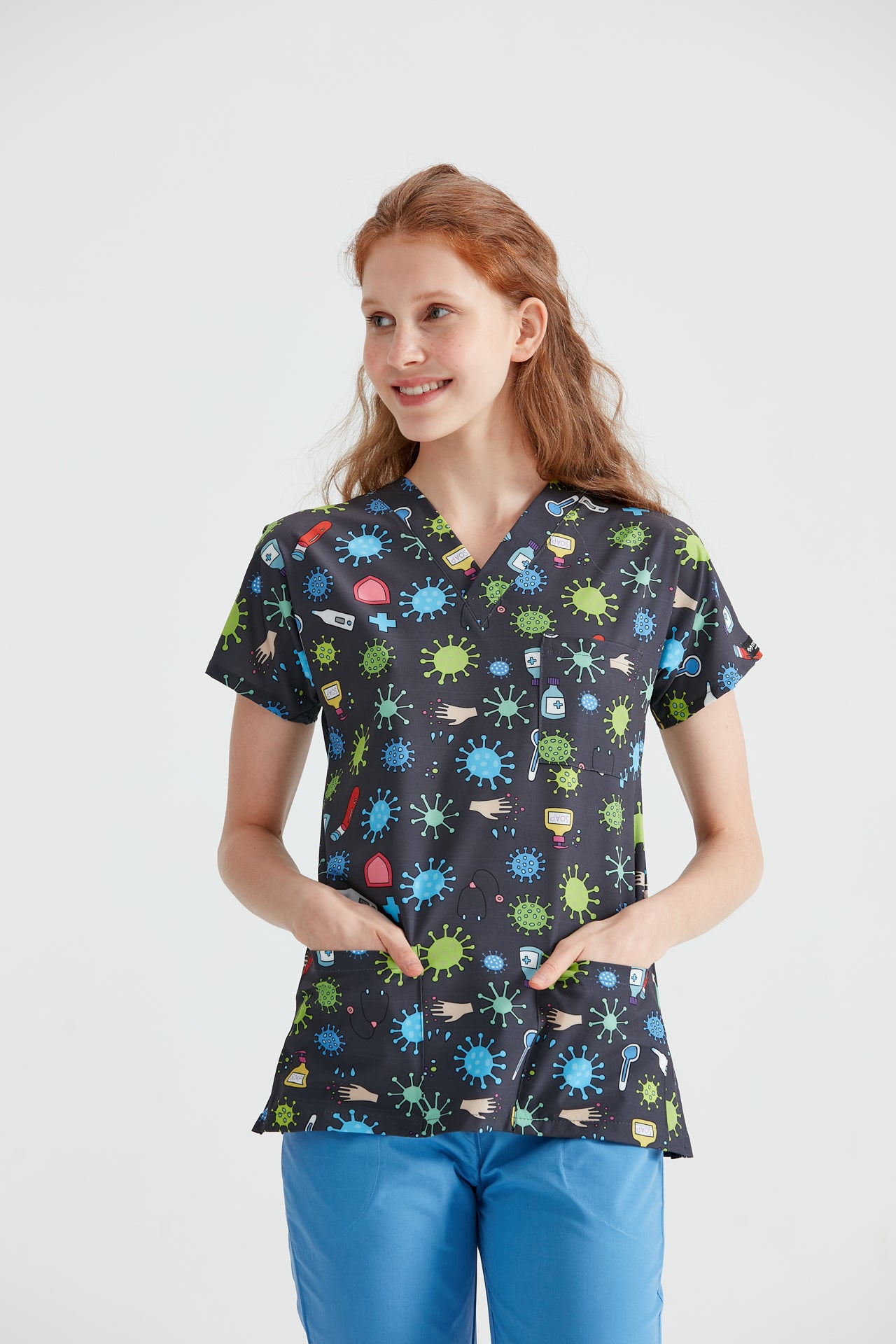 Asistenta medicala imbracata in bluza medicala pentru femei, cu elastan, Virus, vedere din fata