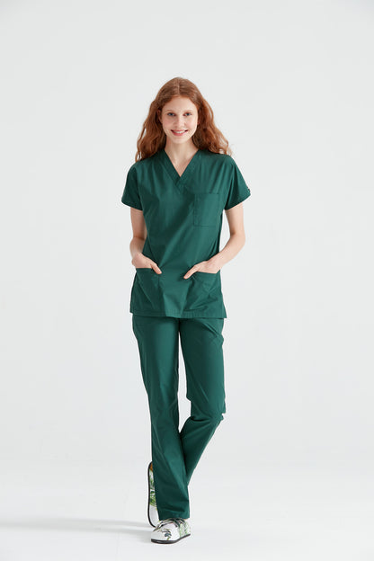Asistenta medicala imbracata in costum din elastan verde Green, vedere din picioare