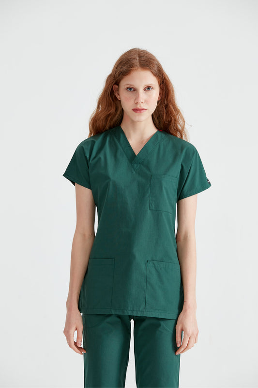 Asistenta medicala imbracata in costum din elastan verde kaki, vedere din fata