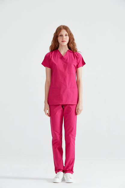 Asistenta imbracata in costum medical roz Fuchsia, vedere din picioare