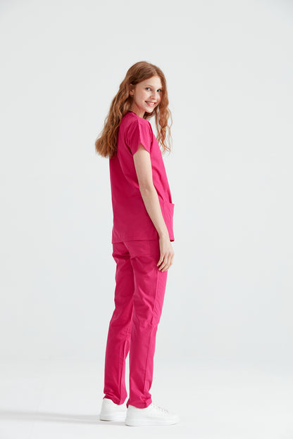 Asistenta imbracata in costum medical roz Fuchsia, vedere din spate