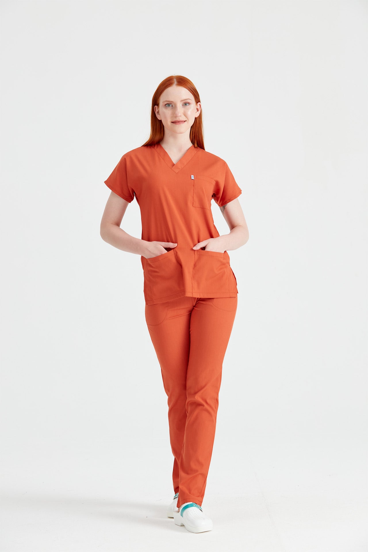  Asistenta medicala imbracata in costum elastan Caramiziu, vedere din picioare