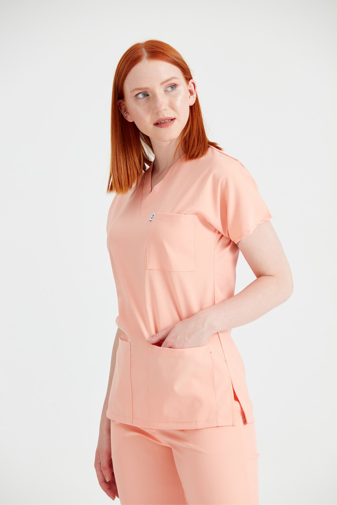 Asistenta medicala imbracata in costum clasic flex Peach, roz piersica vedere din fata
