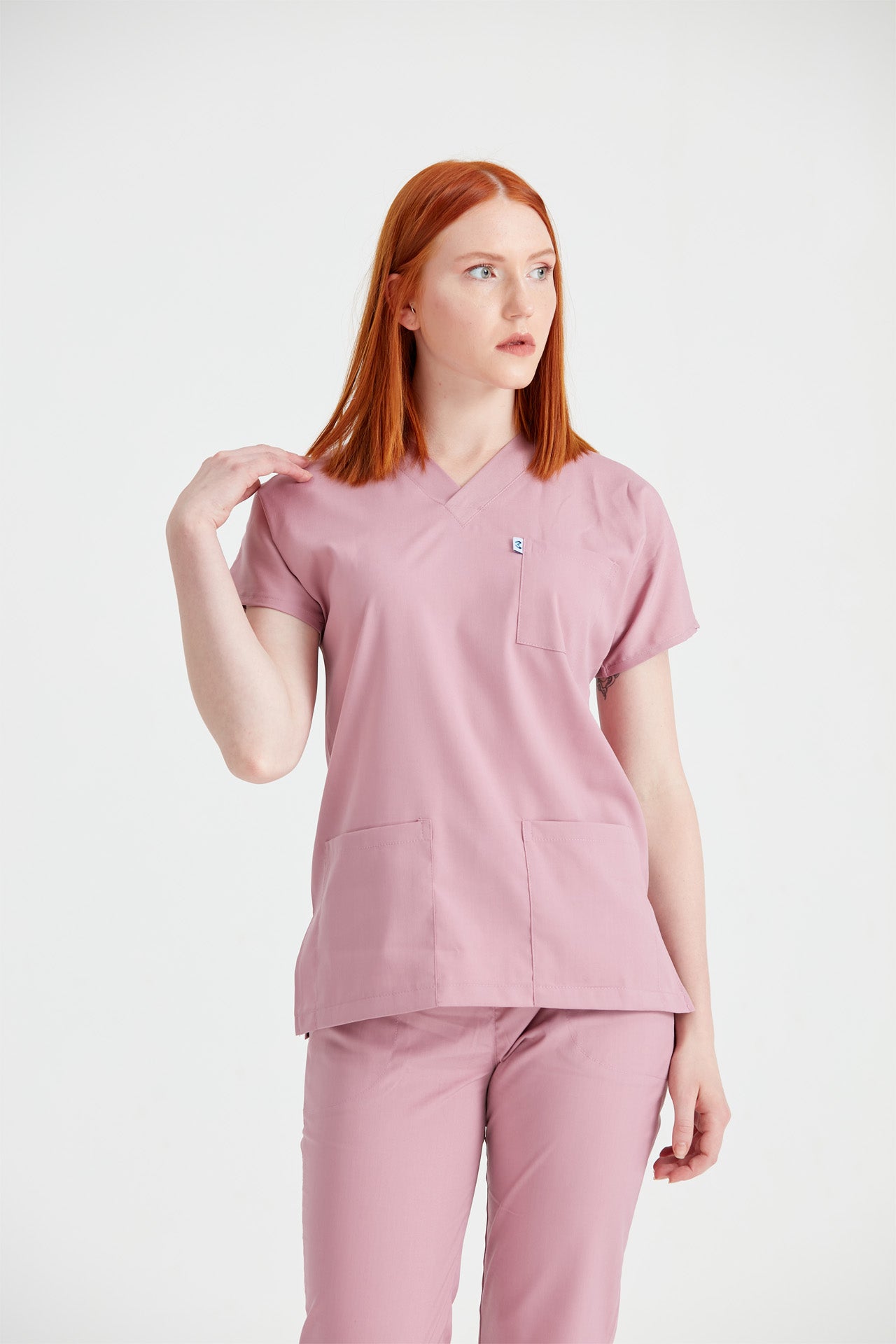 Asistenta medicala imbracata in costum medical roz din elastan Rose, vedere din fata