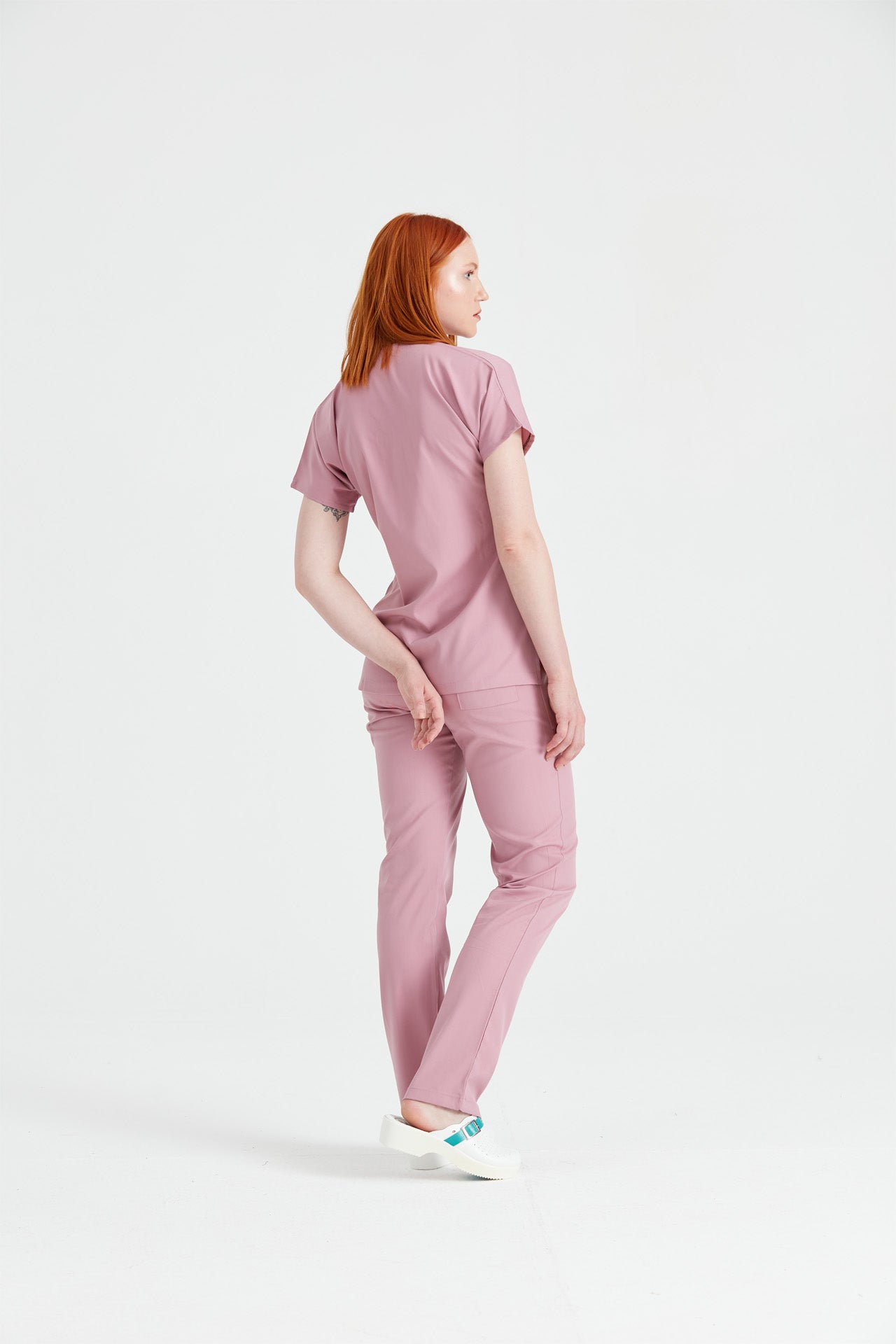 Asistenta medicala imbracata in costum medical Rose, vedere din spate