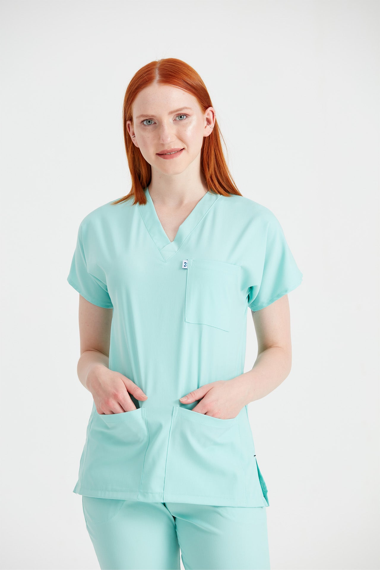 Asistenta medicala imbracata in costum din elastan verde menta Mint, vedere din fata