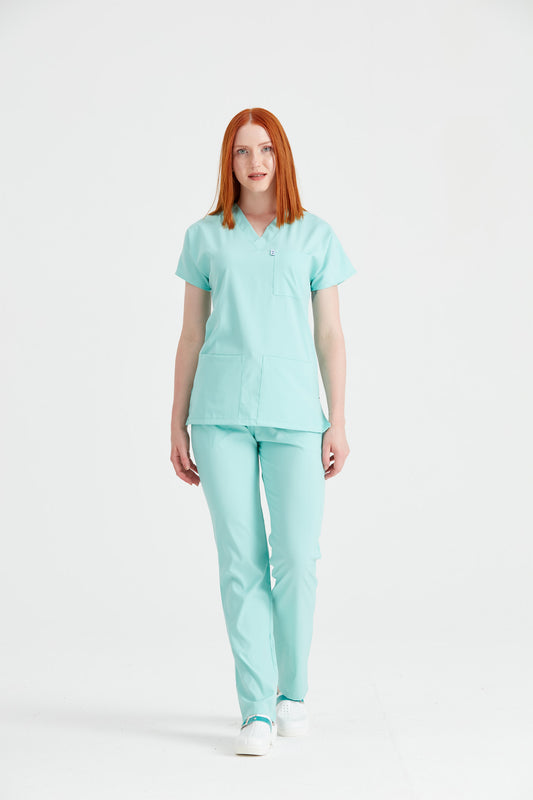 Asistenta medicala imbracata in costum elastan verde menta Mint, vedere din picioare
