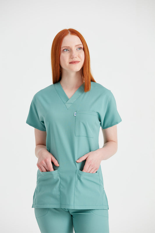  Asistenta medicala imbracata in costum Verde Militar, elastan, vedere din fata