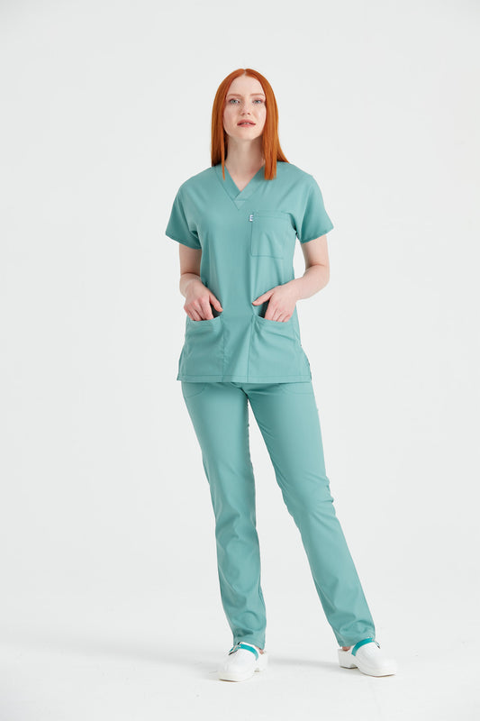 Asistenta medicala imbracata in costum Verde Militar, elastan, vedere din picioare