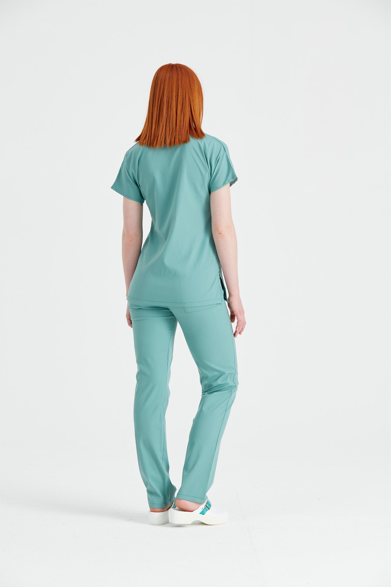 Asistenta medicala imbracata in costum Verde Militar, elastan vedere din spate