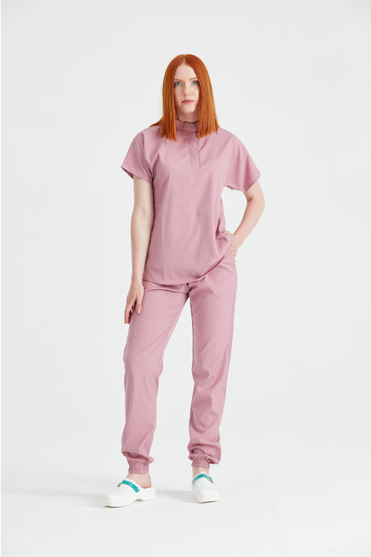 Asistenta imbracata in costum medical activity Roz Pudra, vedere din fata