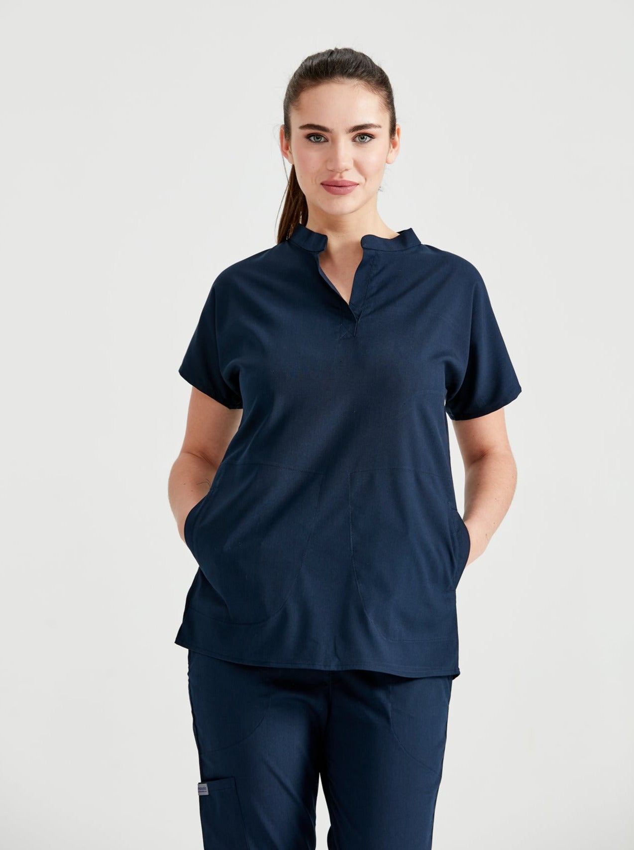 Asistenta medicala imbracata in costum medical femei Bleumarin, vedere din fata