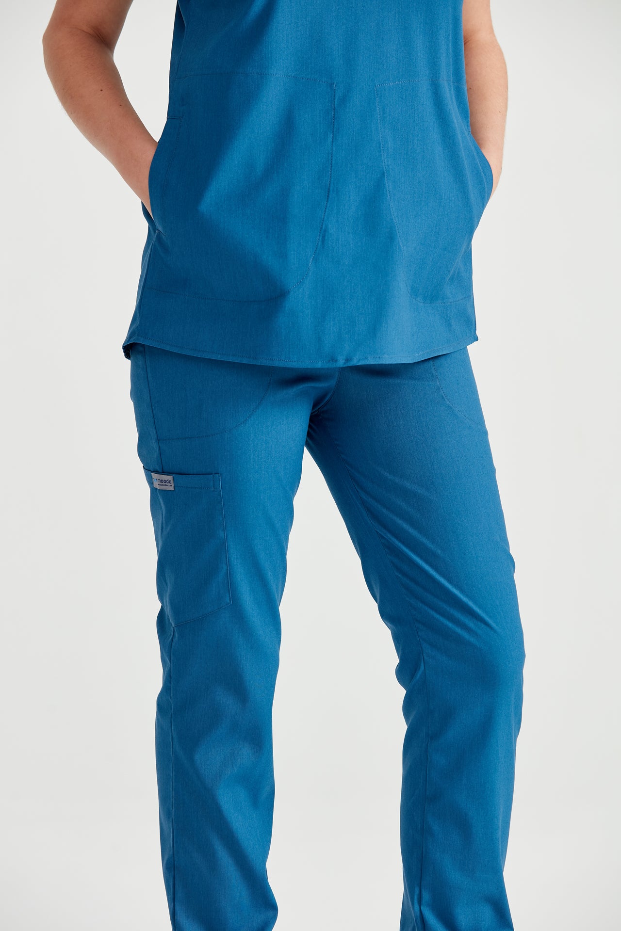 Asistenta medicala imbracata in costum medical albastru Petrol Blue, vedere din spate