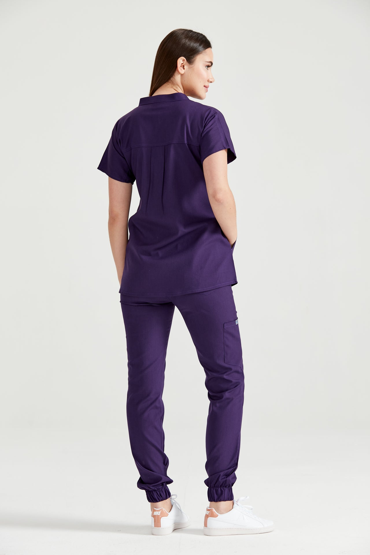 Asistenta medicala imbracata in costum medical mov, femei, Purple, vedere din spate