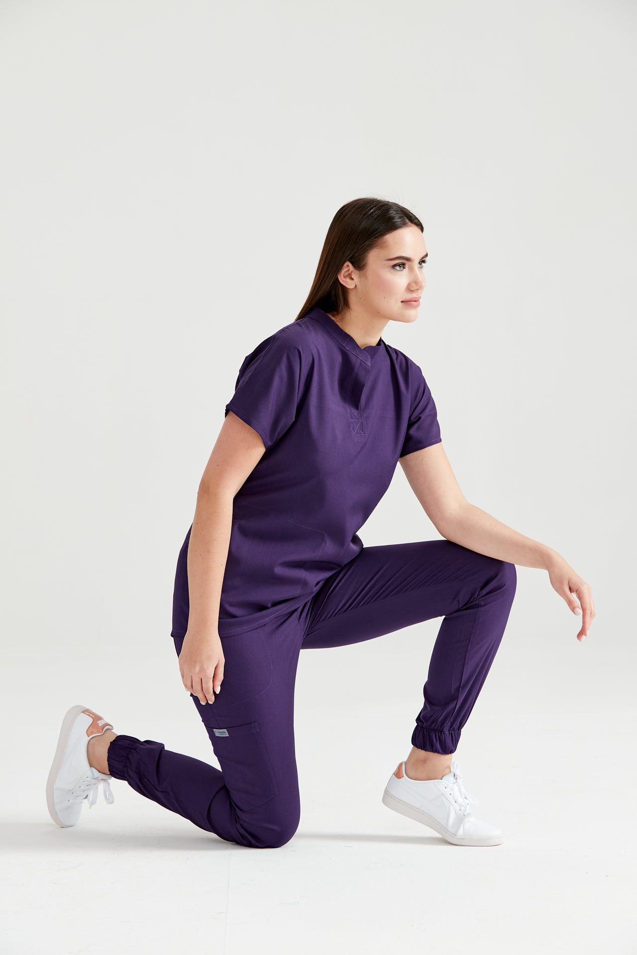Asistenta medicala imbracata in costum medical mov Purple, pentru femei, vedere din profil