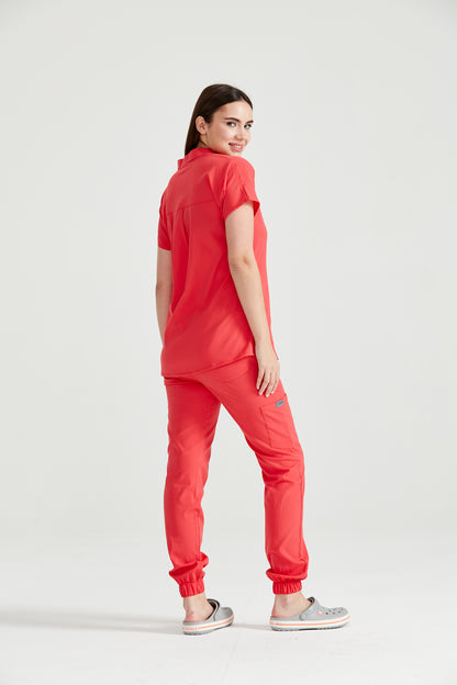 Asistenta medicala imbracata in costum medical de dama, rosu corai, Coral, vedere din spate