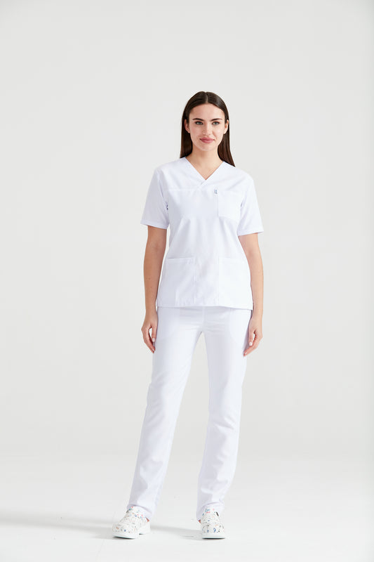  Asistenta medicala imbracata in costum clasic alb, vedere din picioare