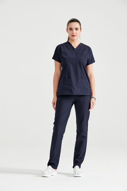 Asistenta in costum medical de culoare bleumarin, vedere din fata