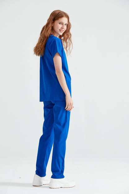 Asistenta medicala imbracata in costum medical albastru Royal, vedere din spate
